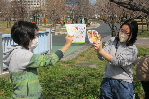 決まった弁当と比べて見せているところ