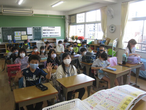 新教室で学習する4年生