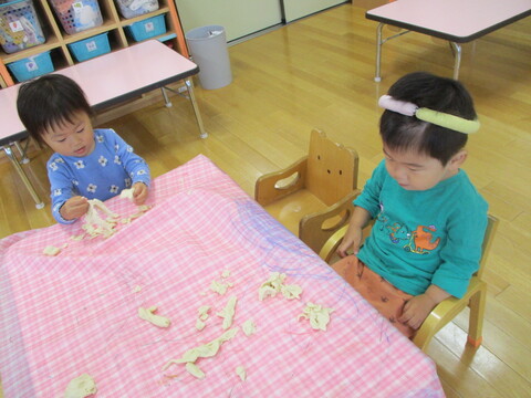 子ども達が小麦粉粘土で遊んでいる