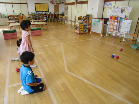 翌日ボッチャで遊ぶ子ども達