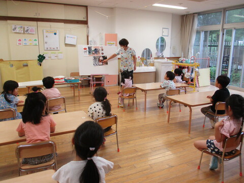 三浦歯科医の話を聞いている子ども