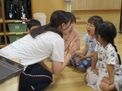 歯科検診に向けて大きく口を開ける練習をしている子ども