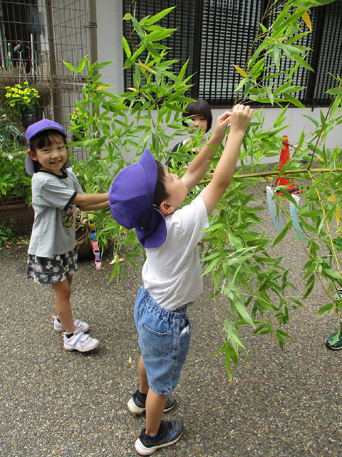 笹飾りを飾っているところ