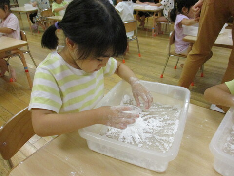 片栗粉に水を加えているところ