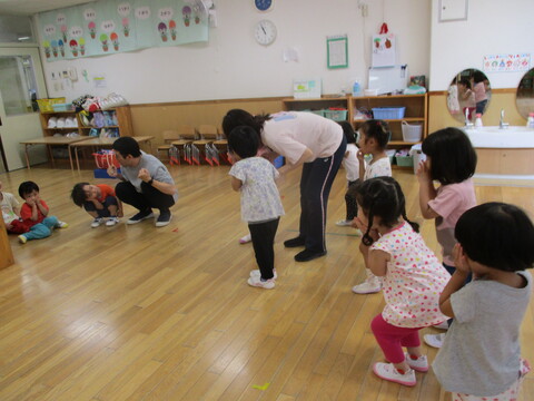 「おおかみさーん」と呼んでいる子どもたち