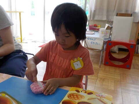 紙粘土で遊ぶ子どもの写真