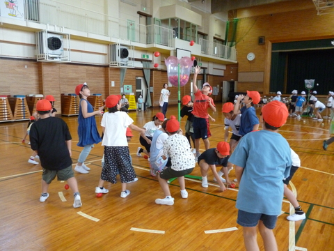 4年生が玉入れをしている様子