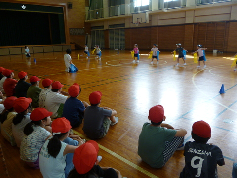 4年生が4歳児のダンスを見ている様子