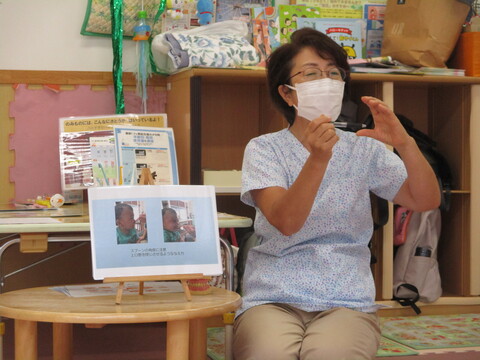 歯医者さんが話をしています