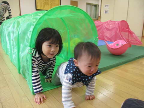 トンネルで遊んでいます