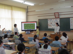 7月11日(月曜日)に4年2組で研究授業が行われました。