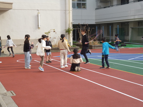 3学期最初のロング昼休み。多くの児童が校庭に出て、縄跳びやボール投げ、鬼ごっこなどをして遊んでいました。