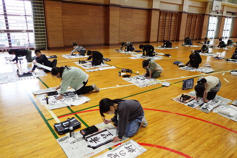 5年生は体育館で席書会を行いました。