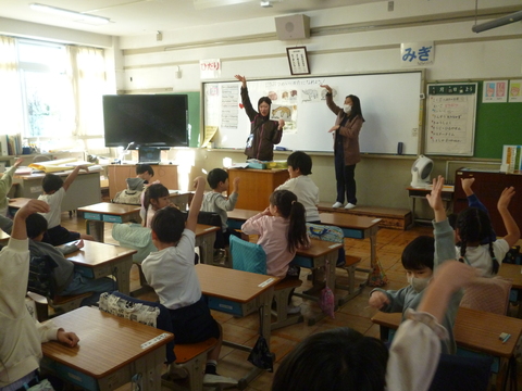 1年生が動物の英語を学ぶ様子