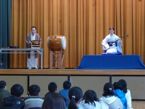桂やまとさんと太田そのさんを講師にお迎えし、お囃子教室が開かれました。