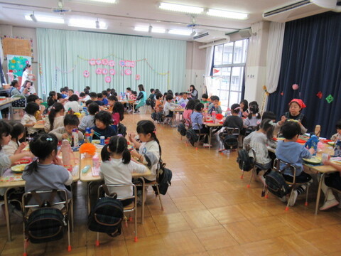 ホールで会食