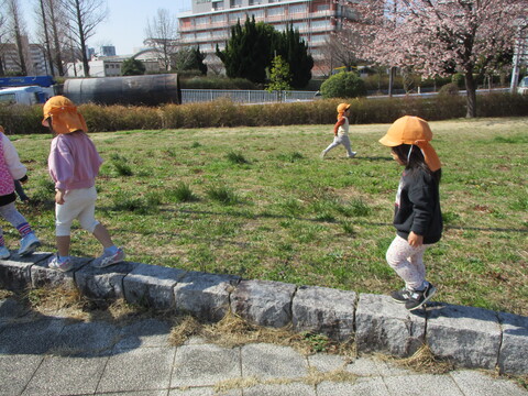 子どもたち2人が石段の上を渡っている