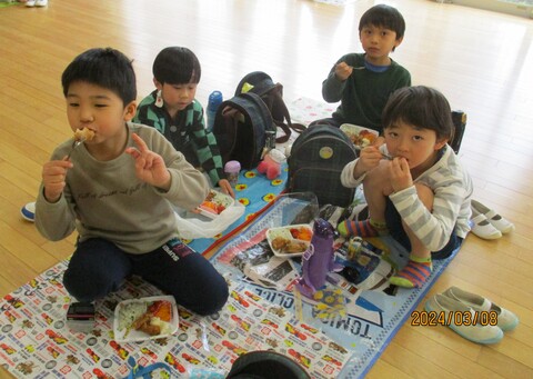 ぞう組が食べているところ