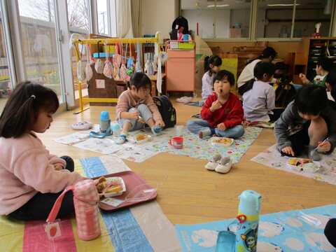 きりん組・ぱんだ組が食べているところ