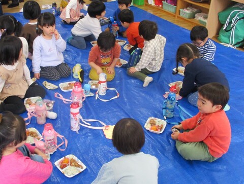 こあら組が食べているところ