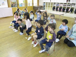 手遊びをしているところ