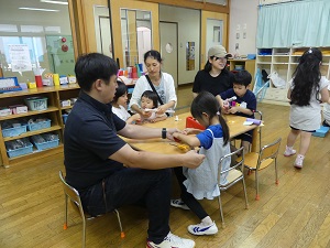 親子で制作をしているところ