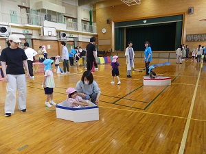 体育館の肋木を使った遊び