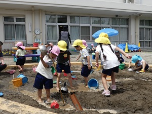 砂場遊びをしているところ