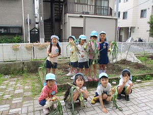 みんなで収穫を喜んでいるところ