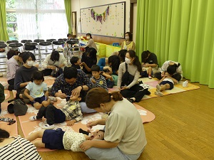 親子で歯磨きの練習をしているところ