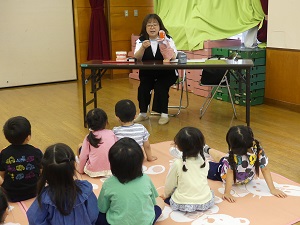 子供たちに説明をしているところ
