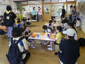 食べているところを保護者が見ているところ