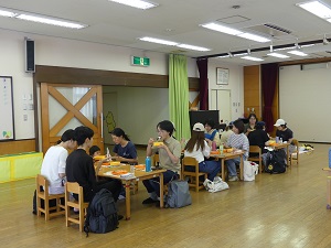 試食しているところ