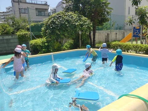 プール遊び