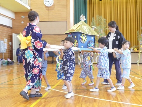 りす組お神輿かつぎ