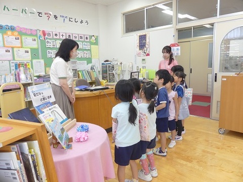 小学校の図書館を利用