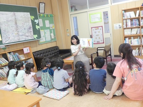 図書の先生の読み聞かせを聴いている