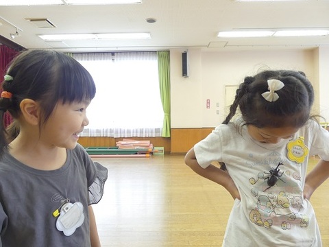 カブトムシと遊ぶ