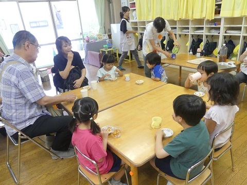 おやつを食べているところ