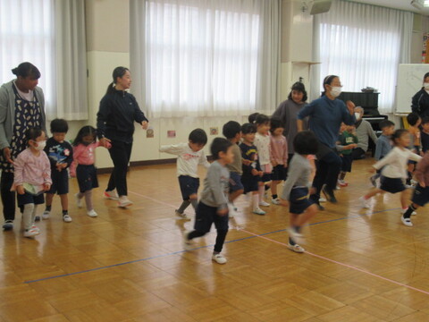 年少　動く