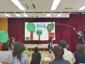 友達と一緒にお話を進めているところ