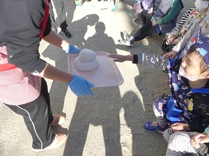 できたてのお餅をさわっているところ