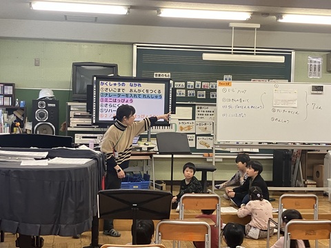 音楽室では1年生がグループごとに「ほしぞら」の音楽づくりをしていました。