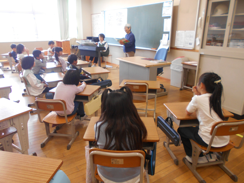 おはなしコンサートを聞く様子