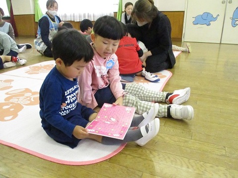 絵本を読んでもらっているところ
