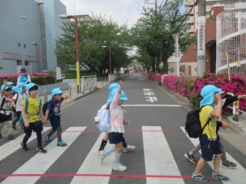 遠足に出かけるところ