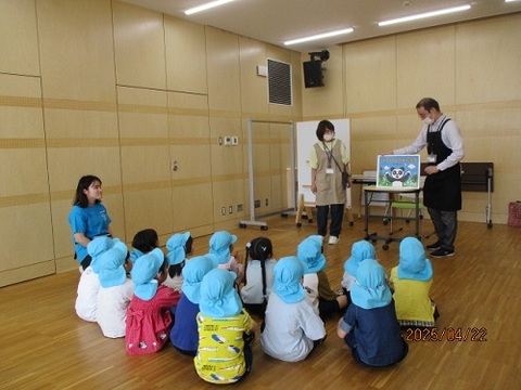 図書館でおはなし会を聞いているところ