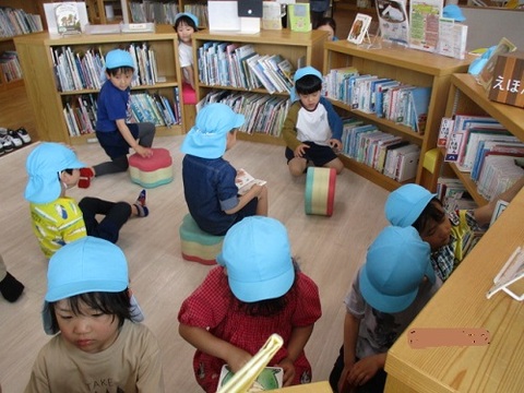 その後は、図書館で絵本探し。自分の見たいものを探して、じっくり見たり読んだりしまいした。