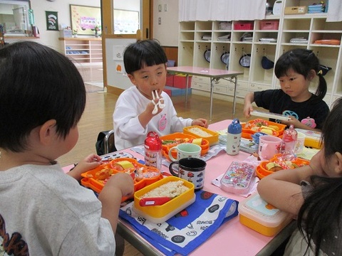 おいしく給食を食べているところ