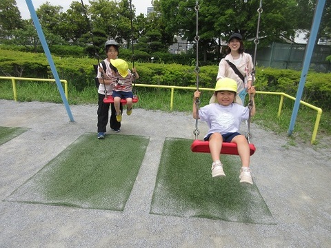 遊具で遊ぶ姿